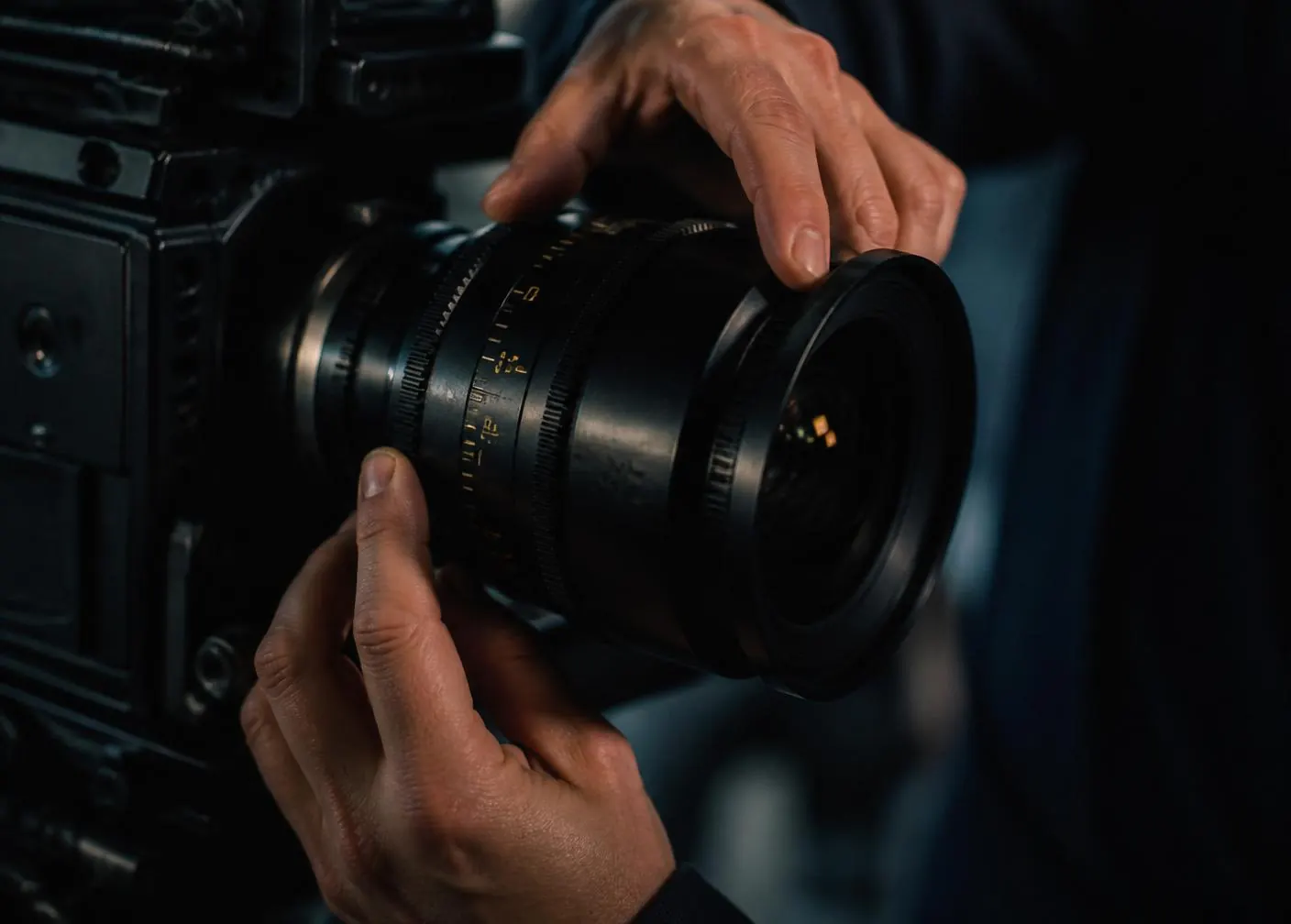 Detalle de un cinematógrafo ajustando una óptica